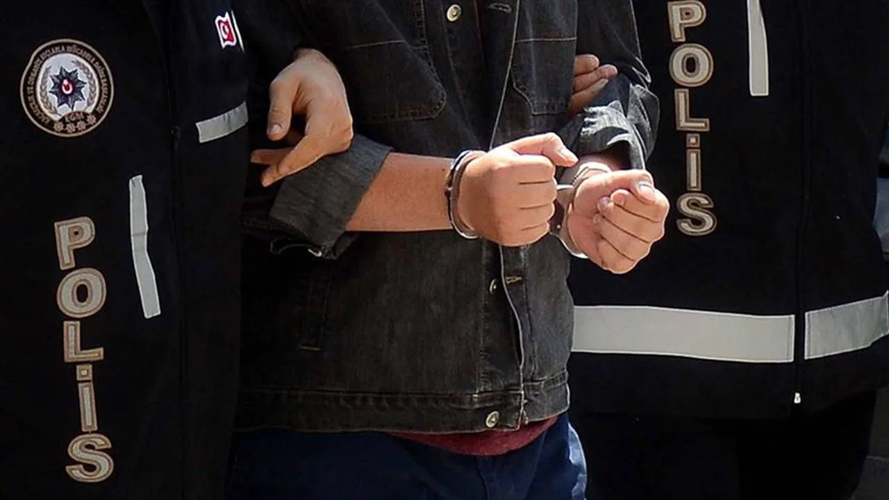 Yahşihan Belediyesi yolsuzluk soruşturması kapsamında adliye binası önünde polis araçları ve gözaltına alınan şüpheliler.