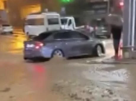 Yalova'da sağanak yağış sonrası oluşan sel ve tatil edilen okullar.