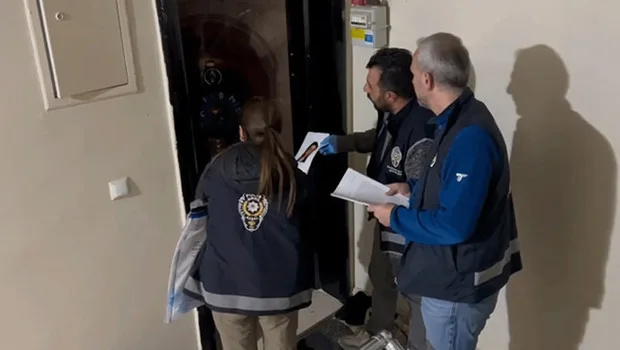 Kırıkkale merkezli yasa dışı bahis operasyonunda polis ekipleri ve ele geçirilen deliller