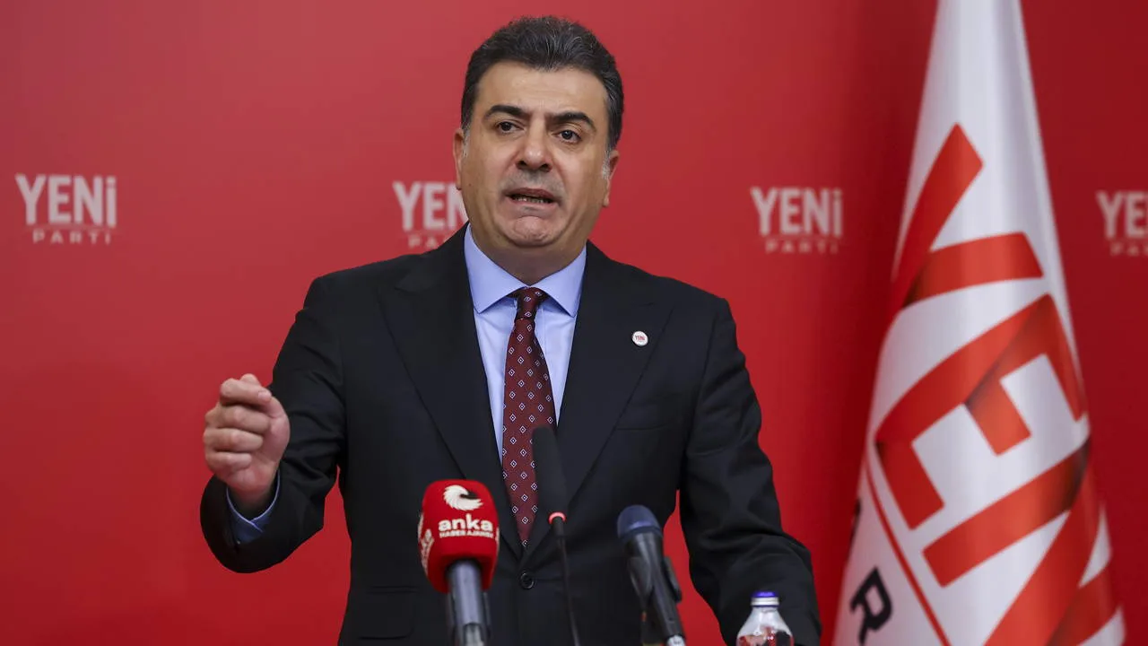 YENİ Parti Sözcüsü Zeynel Emre basın toplantısında konuşuyor.