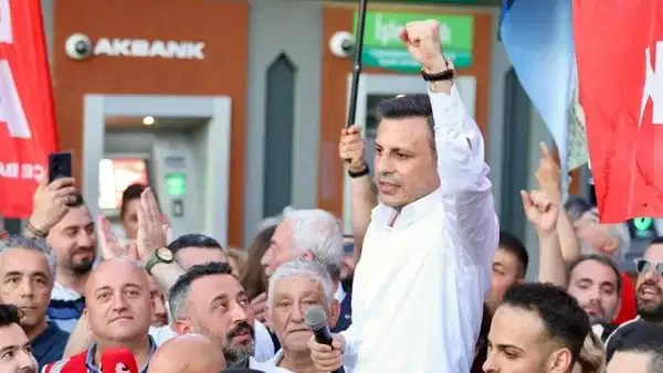 YENİ Parti İstanbul İl Başkanı Özgür Çelik, partisinin 1. İstanbul Kongresi'nde konuşma yaparken.