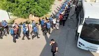 Polis ekipleri, 'Yıkamacılar' suç örgütüne yönelik operasyonda ele geçirilen silah ve uyuşturucu maddeleri inceliyor.
