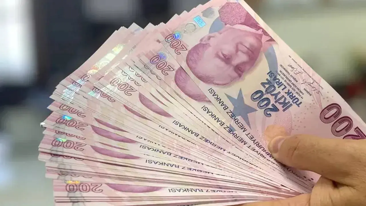 1 milyon TL'lik vadeli mevduat hesabının 31 günlük getirilerini gösteren grafik ve Türk Lirası banknotları.