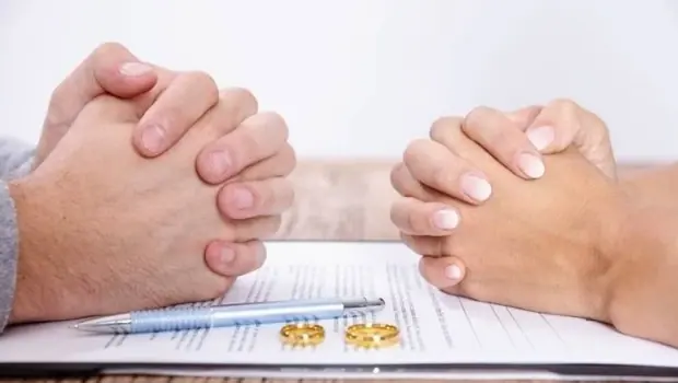 Anayasa Mahkemesi binası ve adalet sembolleri.