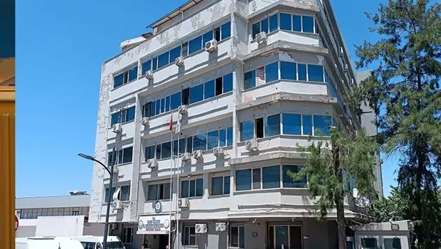 Buca Belediyesi'ne yönelik yolsuzluk operasyonu sırasında polis ekiplerinin belediye binası çevresinde aldığı önlemler.