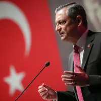 CHP Grup Başkanı Özgür Özel TBMM'de açıklama yaparken.