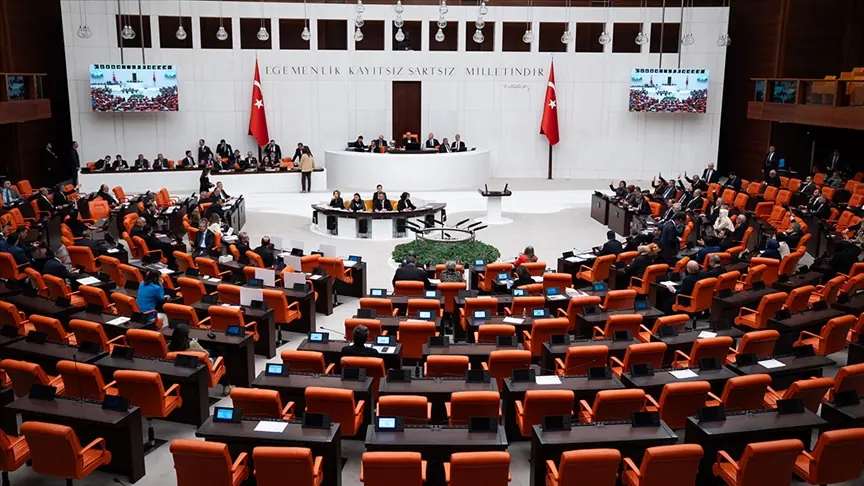 CHP'de tarihi ayrılık: Özgür Özel ve 91 milletvekili istifa etti