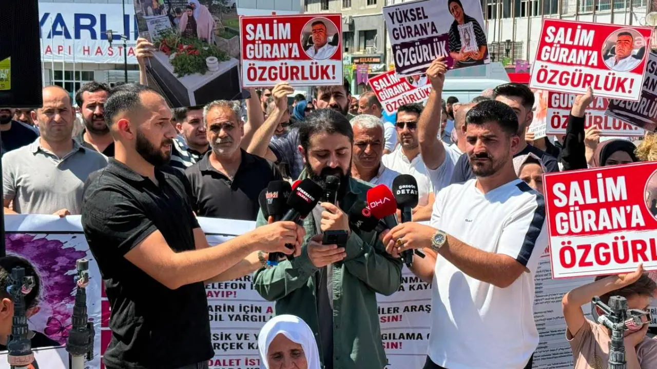 Diyarbakır Dağkapı Meydanı'nda Narin Güran ve ailesi için düzenlenen adalet platformu basın açıklaması.