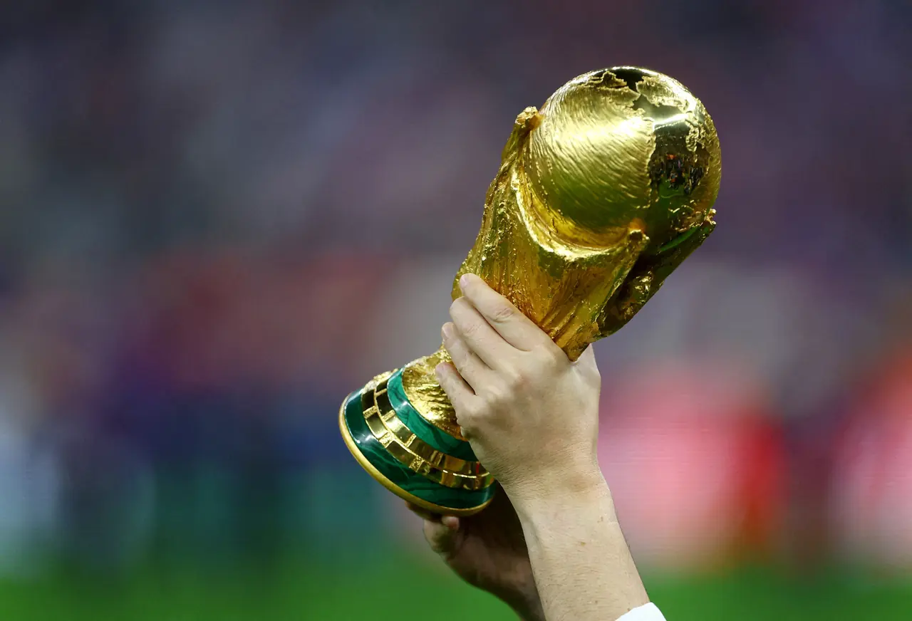 Dünya Kupası tarihinde hat-trick yapan futbolcuları temsil eden retro futbol görseli.