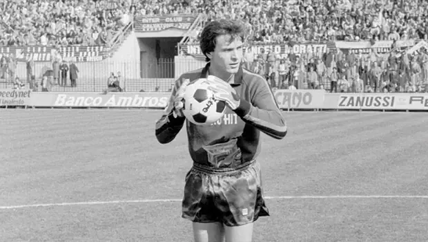 Walter Zenga, 1990 Dünya Kupası'nda İtalya kalesini koruyor.