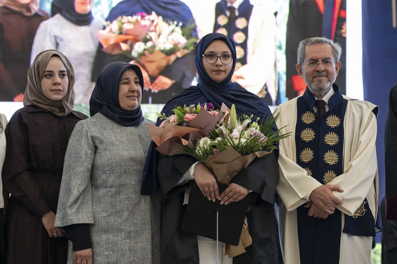 Enkazdan 248. saatte kurtarılan Aleyna Ölmez mezun oldu