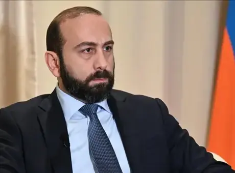 Ermenistan Dışişleri Bakanı Ararat Mirzoyan meclis toplantısında konuşma yaparken.