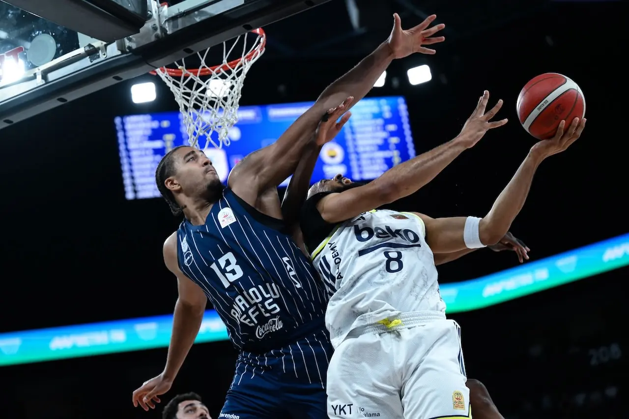 Fenerbahçe Beko ve Anadolu Efes basketbol maçından bir enstantane.