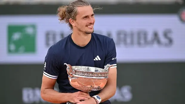Alexander Zverev, Fransa Açık şampiyonluk kupasıyla kortta.