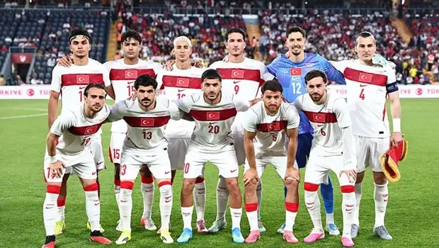 Galatasaray forması giyen milli futbolcu Can Uzun gol sevincini yaşıyor.