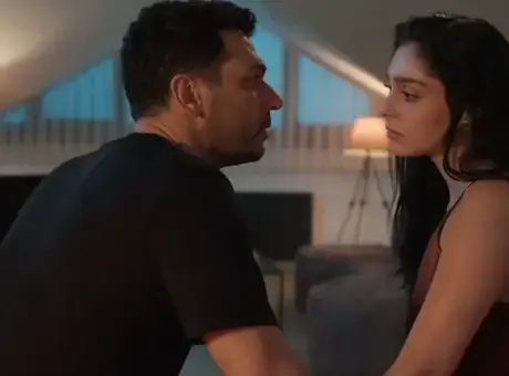 Güller ve Günahlar dizisinden Zeynep ve Serhat'ın duygusal anlarını gösteren bir sahne.