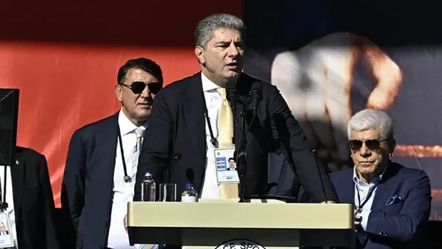 Hakan Safi Fenerbahçe Olağanüstü Seçimli Genel Kurul Toplantısı'nda açıklama yapıyor.