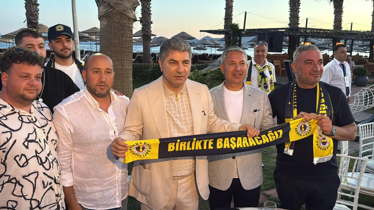 Fenerbahçe Başkan Adayı Hakan Safi, stadyumda taraftarlara sesleniyor.