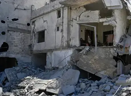 İsrail'in hava saldırıları sonrası Lübnan'ın güneyindeki bir kasabada hasar görmüş binalar ve enkaz.