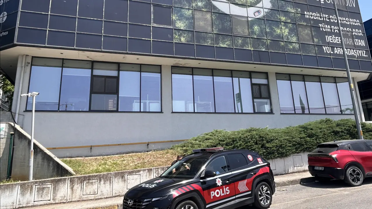 Otokoç binasına düzenlenen silahlı saldırı sonrası olay yeri inceleme ekipleri çalışıyor.