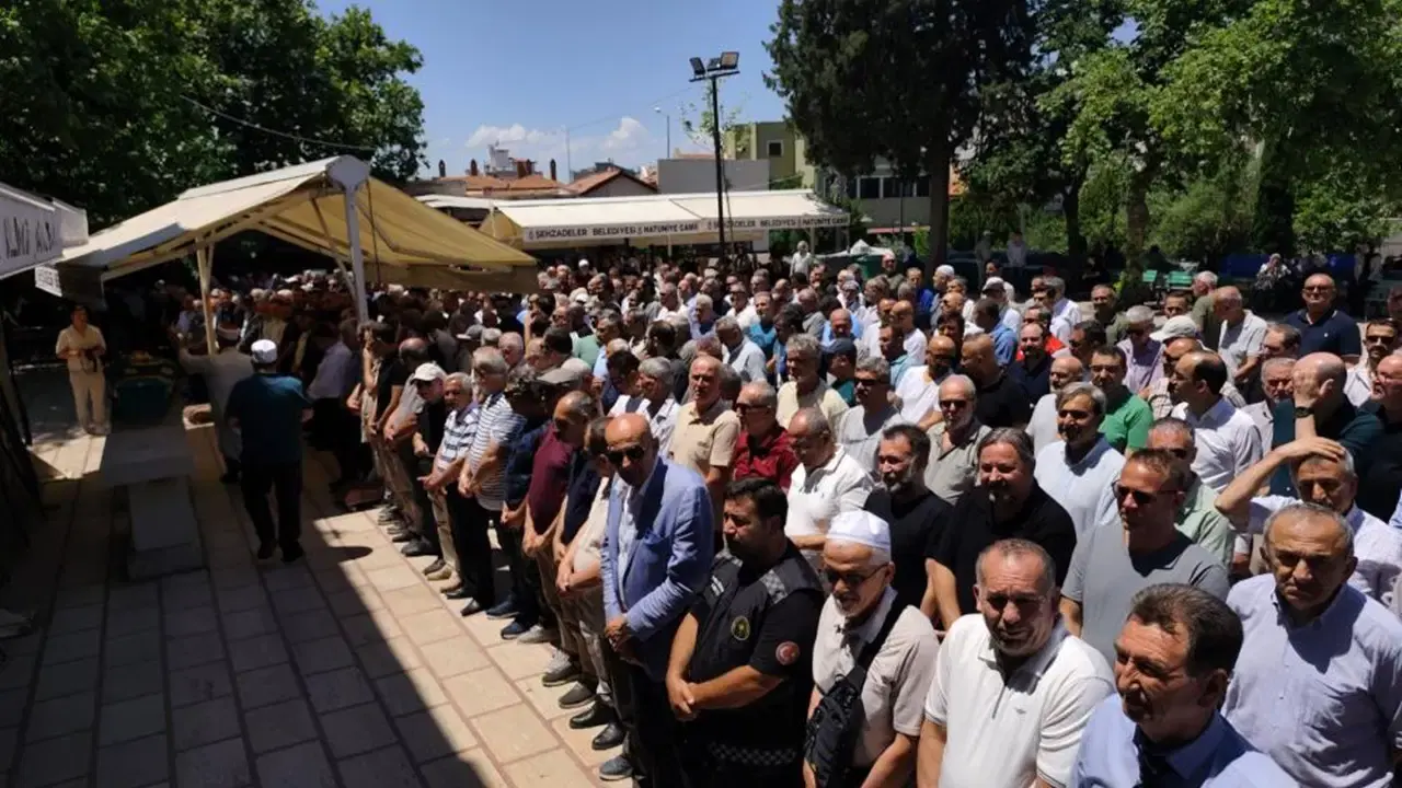 Manisa'da cenaze töreninde acı olay: Arkadaşının vedasına geldi, kalp krizi geçirdi