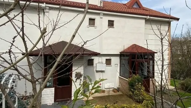 Mahkeme salonunda adalet ve yargılamayı simgeleyen bir sahne.