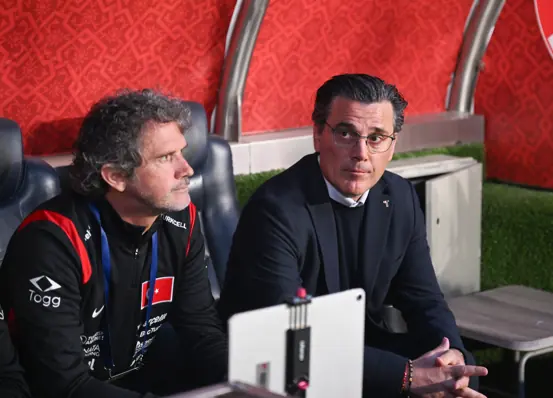 Teknik direktör Vincenzo Montella maç sırasında duygusal bir ifadeyle kenarda.