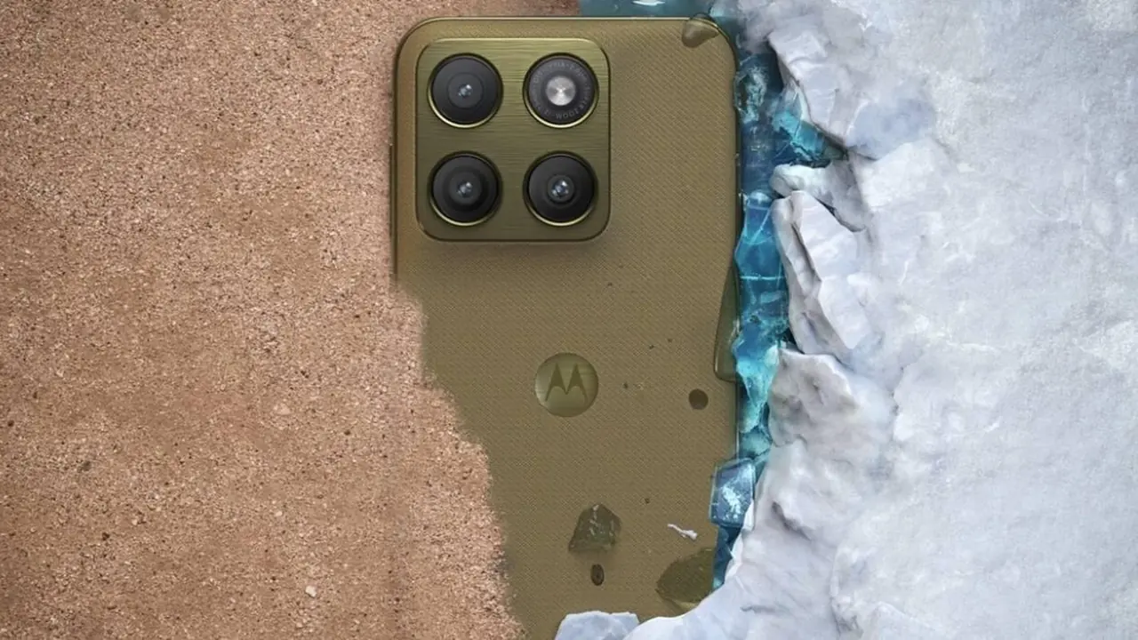 Motorola Edge 2026 akıllı telefonun ön ve arka yüzünü gösteren stüdyo çekimi.