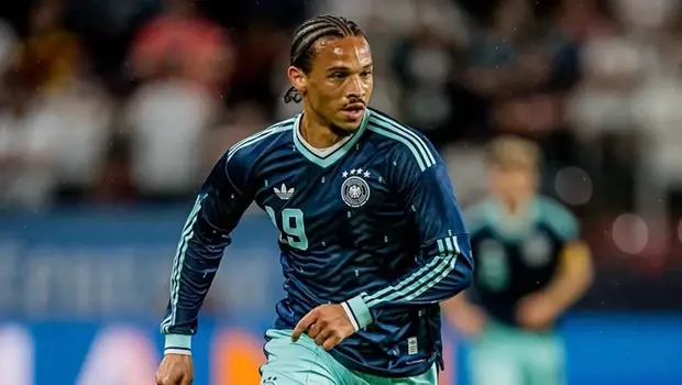 Almanya Teknik Direktörü Julian Nagelsmann, oyuncusu Leroy Sane ile saha kenarında konuşuyor.