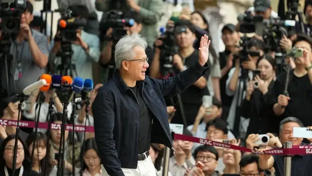 Nvidia CEO'su Jensen Huang, Güney Kore'de robotik ve yapay zeka teknolojilerini tanıtıyor.