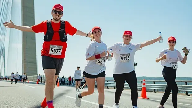 One Run koşu organizasyonunda bir arada koşan katılımcılar ve sporcular.