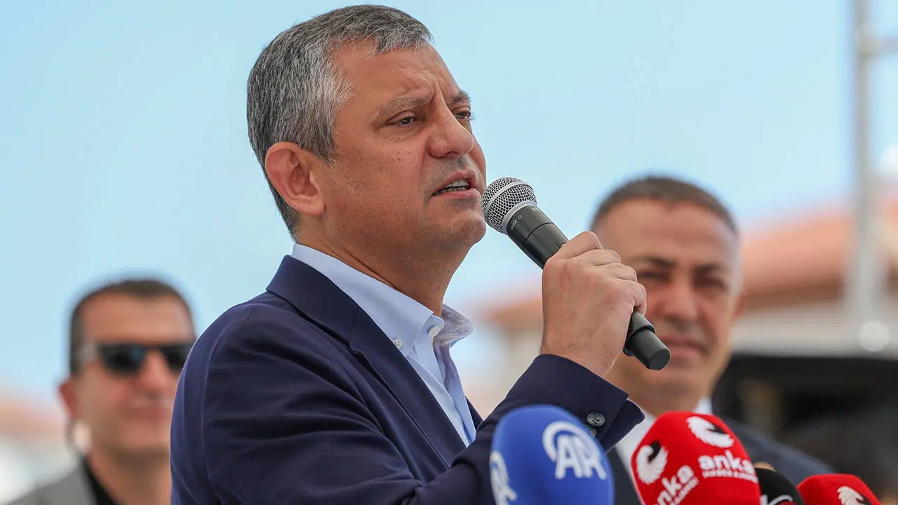 CHP Genel Başkanı Özgür Özel, Çorum'daki Alevi Canlar Buluşması'nda konuşma yaparken.