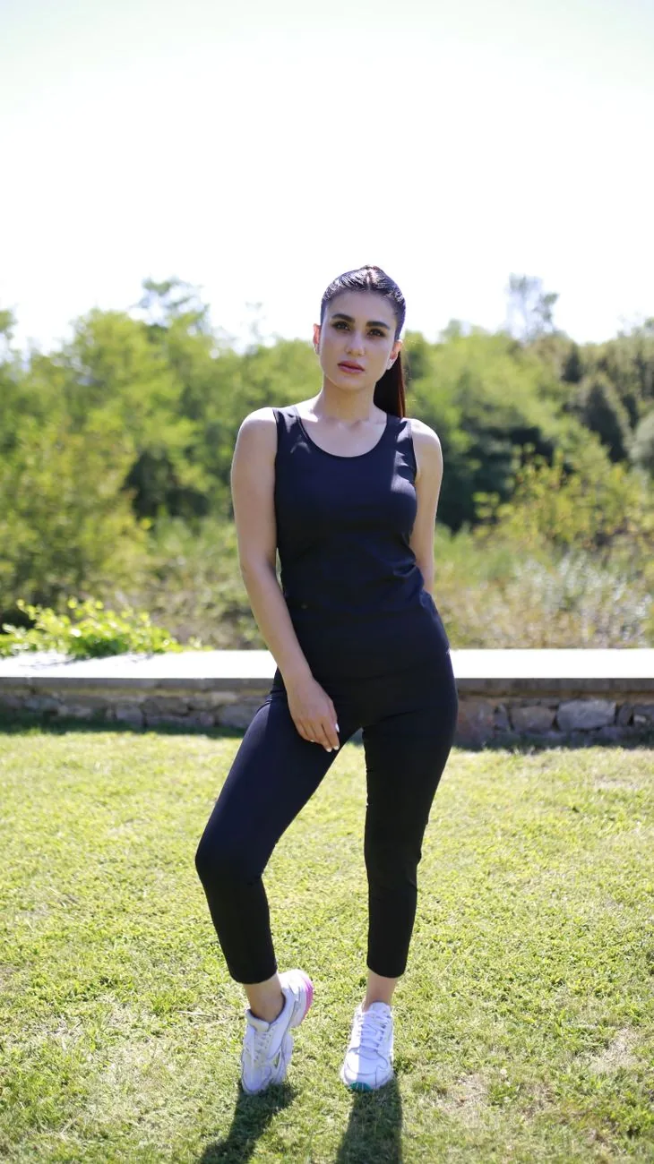Günlük stilde kullanılan spor giyim parçaları ve sneaker modelleri.