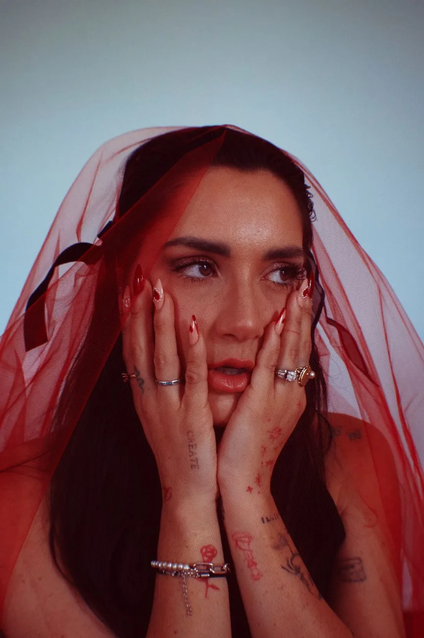 Dua Lipa ve Callum Turner'ın Sicilya'daki görkemli düğününden bir kare.