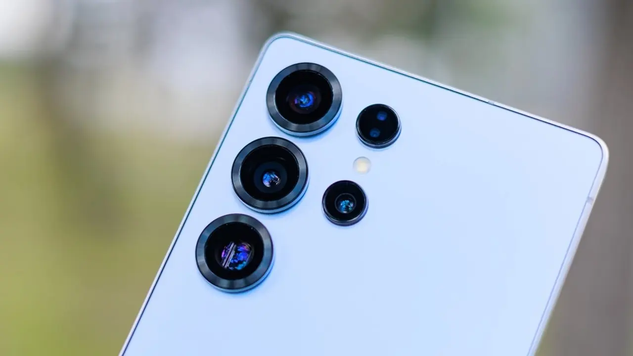 Samsung akıllı telefonun kamera modülünün yakın çekimi.
