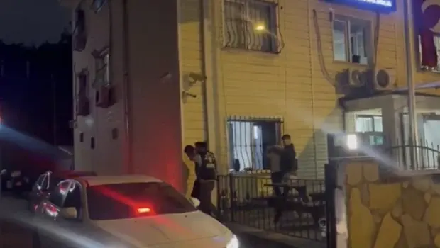 Polis ekipleri Sarıyer'de bir iş yerinde operasyon düzenliyor.