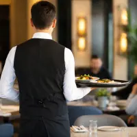 İstanbul'da bir restoranın girişindeki fiyat menüsü.