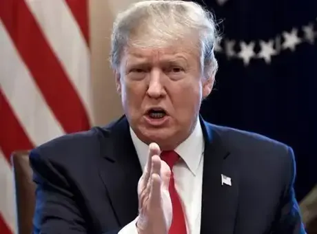 Donald Trump'ın uçakta basın mensuplarına konuşurken çekilmiş fotoğrafı, John Bolton'ın ise ayrı bir karede, muhtemelen...