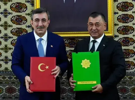 Türkiye ve Türkmenistan heyetleri, Aşkabat'ta ekonomik işbirliği protokolünü imzalıyor.
