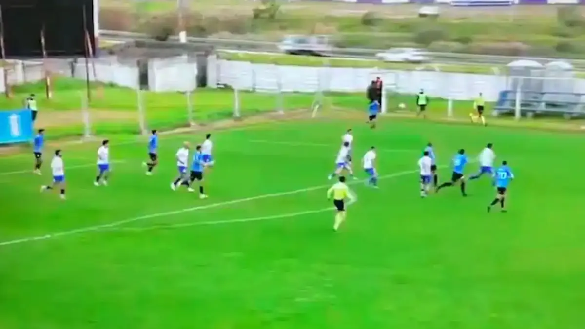 Uruguay'da futbol maçı sırasında otoyolda kaza: Top trafiği birbirine kattı