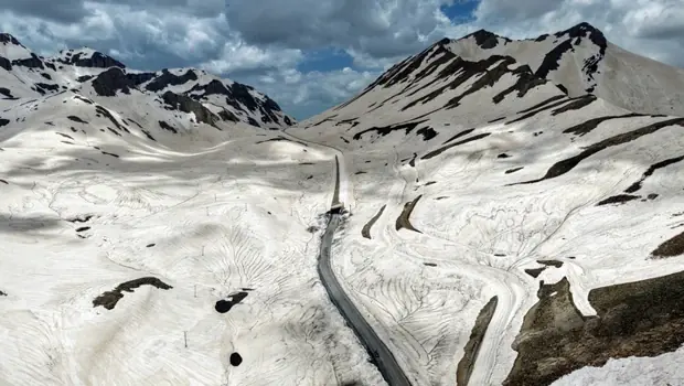 Van-Bahçesaray kara yolu 5,5 ay sonra trafiğe açıldı