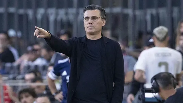 A Milli Futbol Takımı Teknik Direktörü Vincenzo Montella, maç sonrası basın toplantısında açıklamalarda bulunuyor.