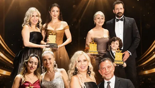 Yılın Yıldızları ödül töreninde Kanal D'nin sevilen isimleri ödüllerini alırken