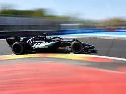 Kimi Antonelli auf dem Podium nach seinem Sieg beim Großen Preis von Spanien, flankiert von Max Verstappen und Lando Norris.