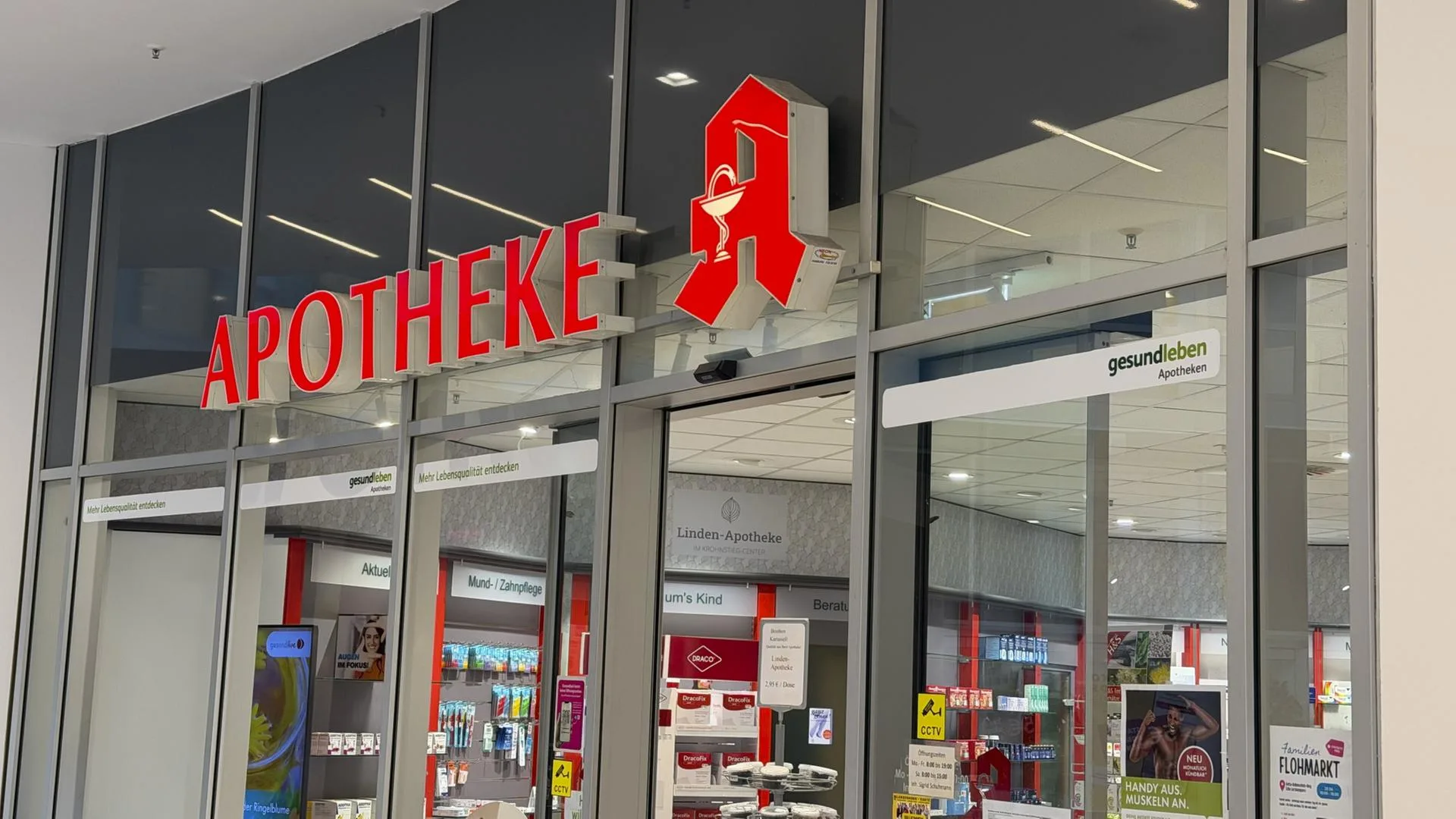 Ein Apotheker führt in einer modernen Apotheke einen Schnelltest bei einem Patienten durch.
