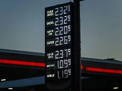 Preisanzeige an einer Tankstelle zeigt Rekordpreis für E10-Benzin.