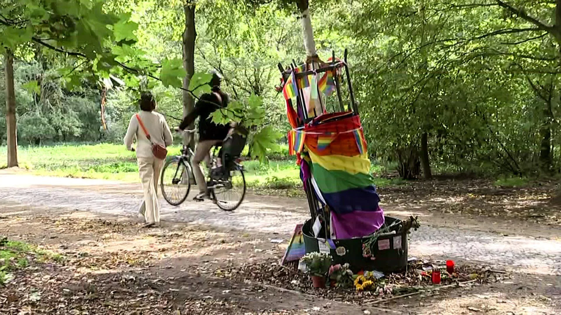 Ein frisch gepflanzter Gedenkbaum mit Metallgitter im Berliner Tiergarten.