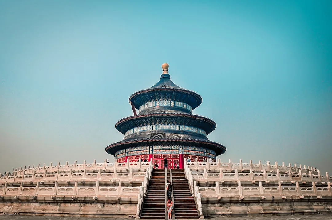 Chinesische Schüler im Unterricht, die sich mit Englisch und anderen Fächern beschäftigen.