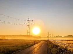 Photovoltaikanlagen auf Häuserdächern zur Erzeugung von Solarstrom