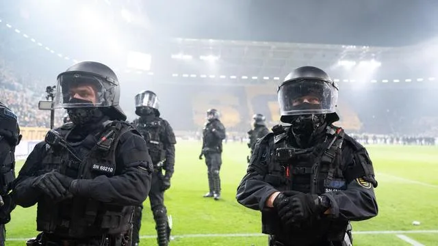 Fußballstadion mit Polizeipräsenz zur Veranschaulichung der Polizeikosten bei Hochrisikospielen.